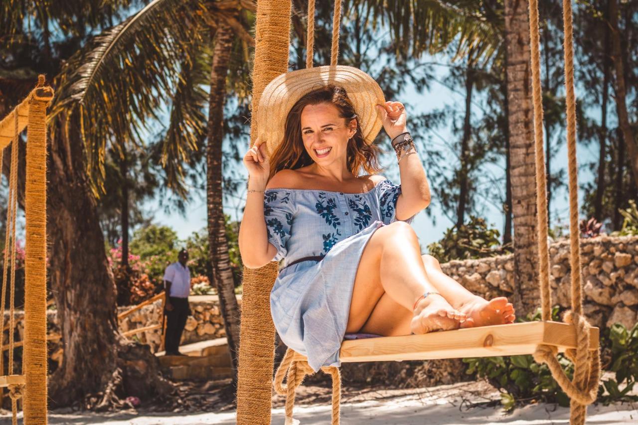 Zanzibella Hotel & Spa Kiwengwa  Kültér fotó A woman on a swing