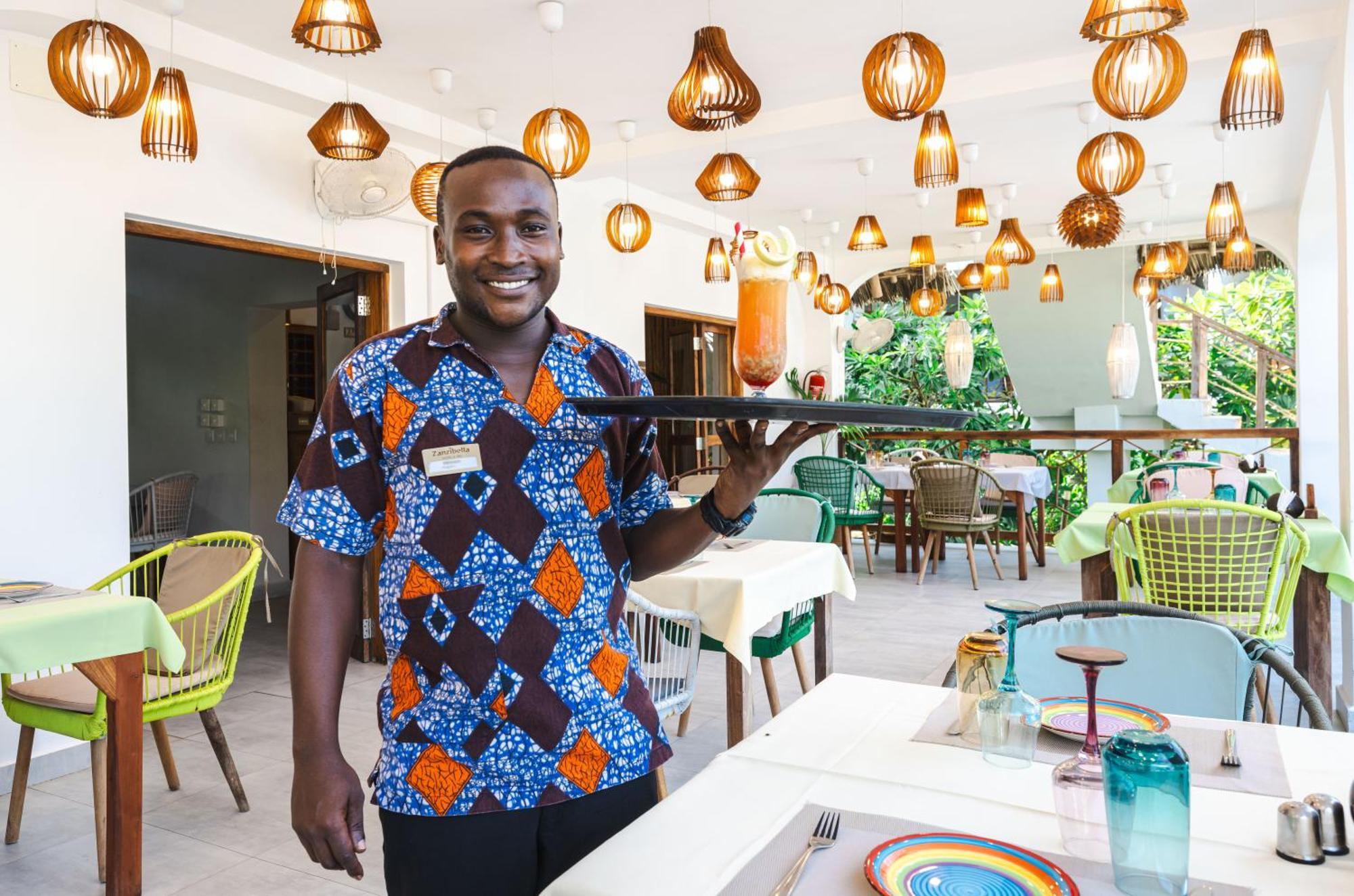 Zanzibella Hotel & Spa Kiwengwa  Kültér fotó A waiter at a restaurant in Ghana